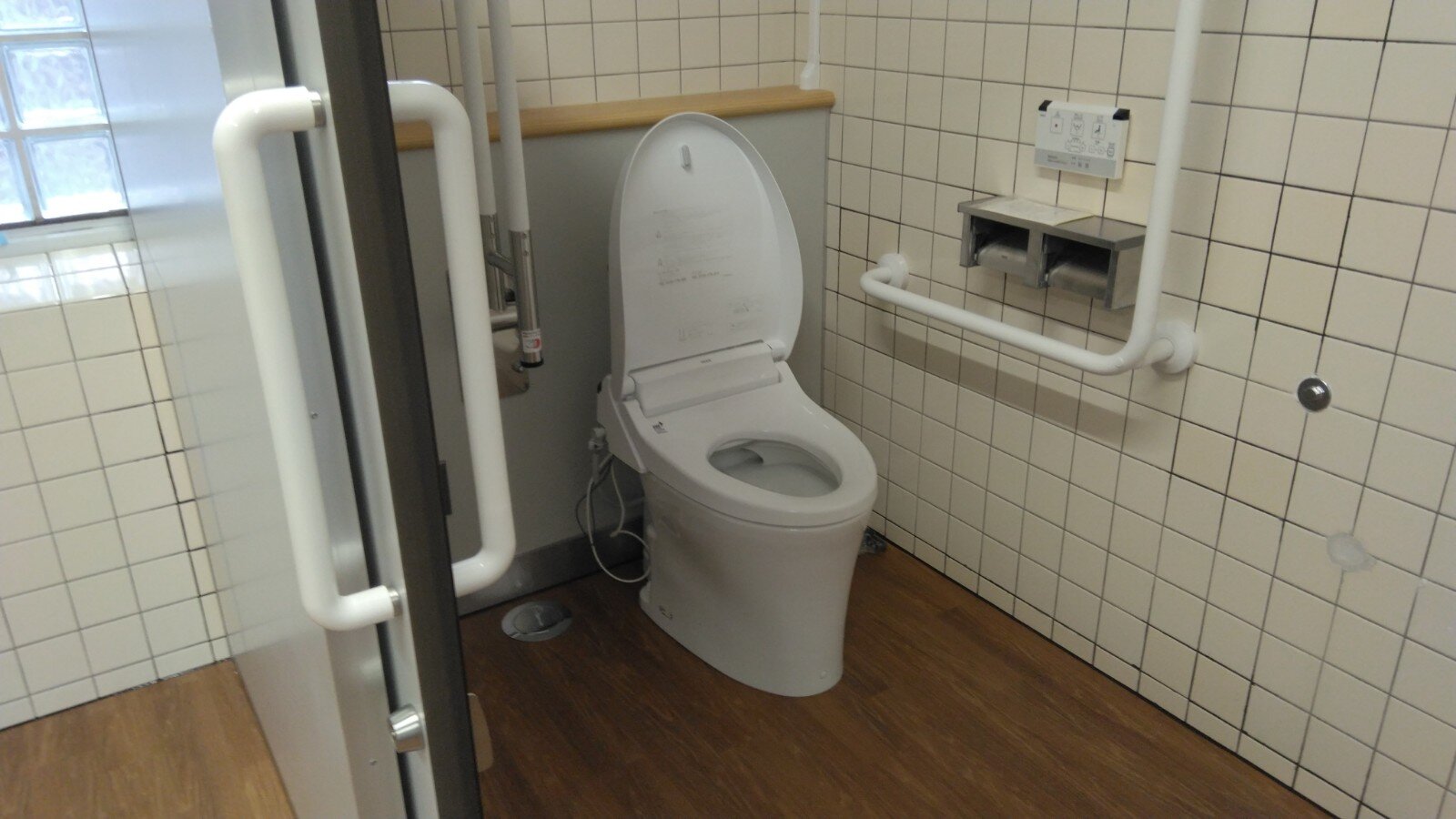 施工事例「神奈川県立横浜国際高校トイレ様式化工事」の写真